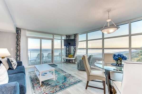 Condo, 2 Bedrooms (533) | Living room