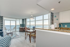 Condo, 2 chambres (533) | Cuisine privée | Réfrigérateur, four à micro-ondes, cafetière-théière