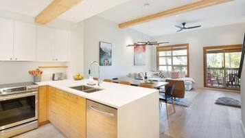 Réfrigérateur, micro-ondes, four, plaque de cuisson