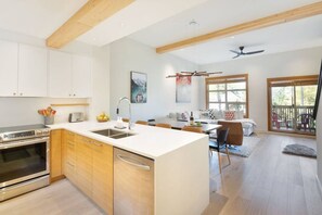 Réfrigérateur, four à micro-ondes, un four, surface de cuisson