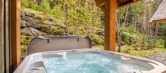 Luxury 3BR Chalet- Private Hot Tub, Ski-in/Ski-out