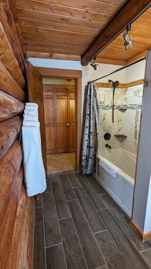 Shower, jetted tub, hair dryer, towels - Sleeps 27, Dog Friendly, Fireplace, Ping Pong, Bumper Pool Table, Jetted tub (Fremont County)