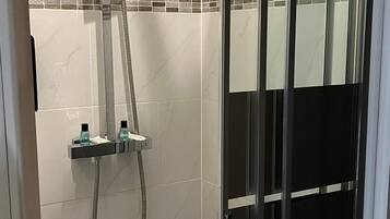 Shower, hair dryer, towels