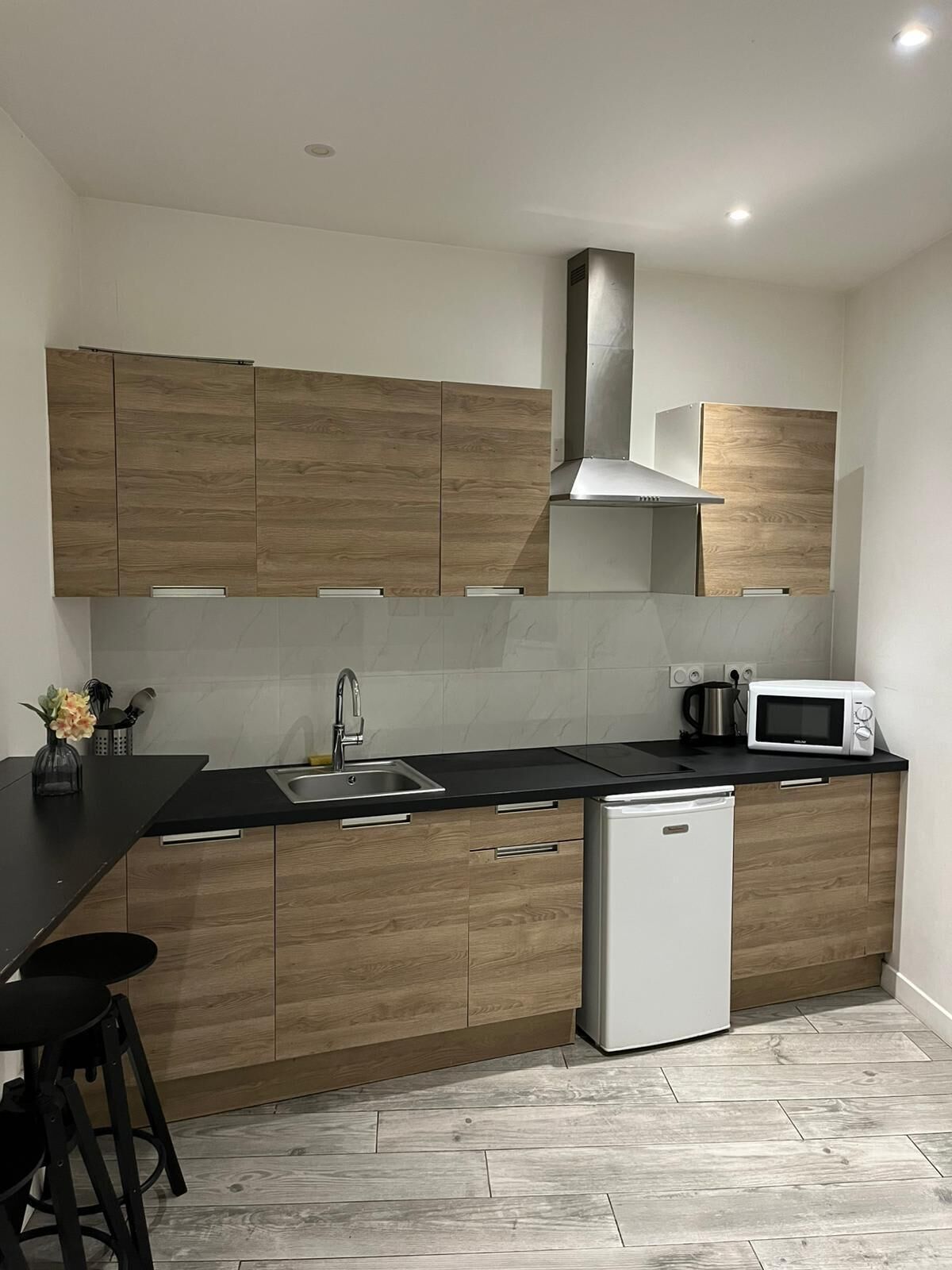 Refrigerador, microondas, parrilla de estufa y cafetera y tetera 