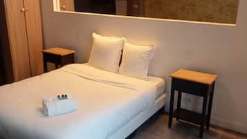 Iron/ironing board, WiFi, bed sheets