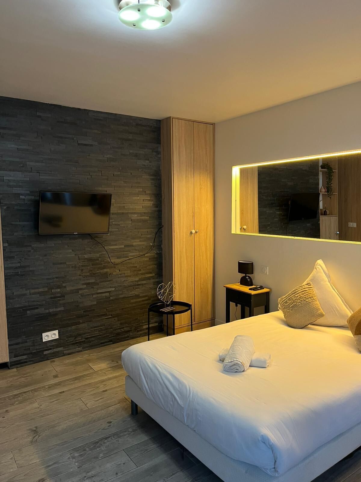 Tabla de planchar con plancha, wifi y ropa de cama 