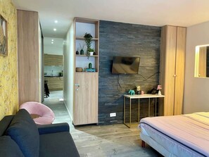 Iron/ironing board, WiFi, bed sheets