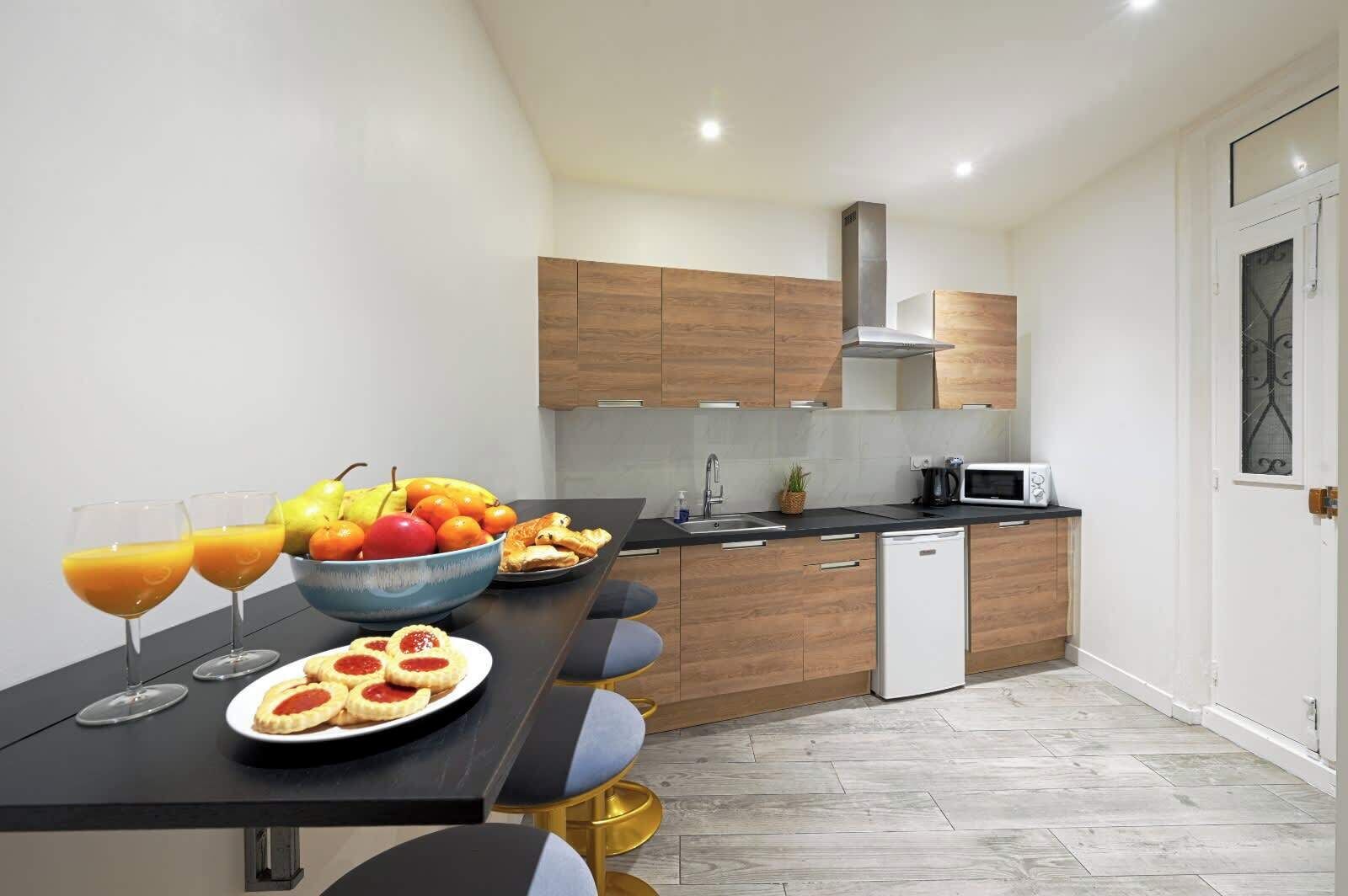 冷蔵庫、電子レンジ、コンロ、コーヒー / ティーメーカー