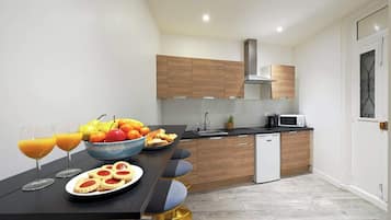 冷蔵庫、電子レンジ、コンロ、コーヒー / ティーメーカー