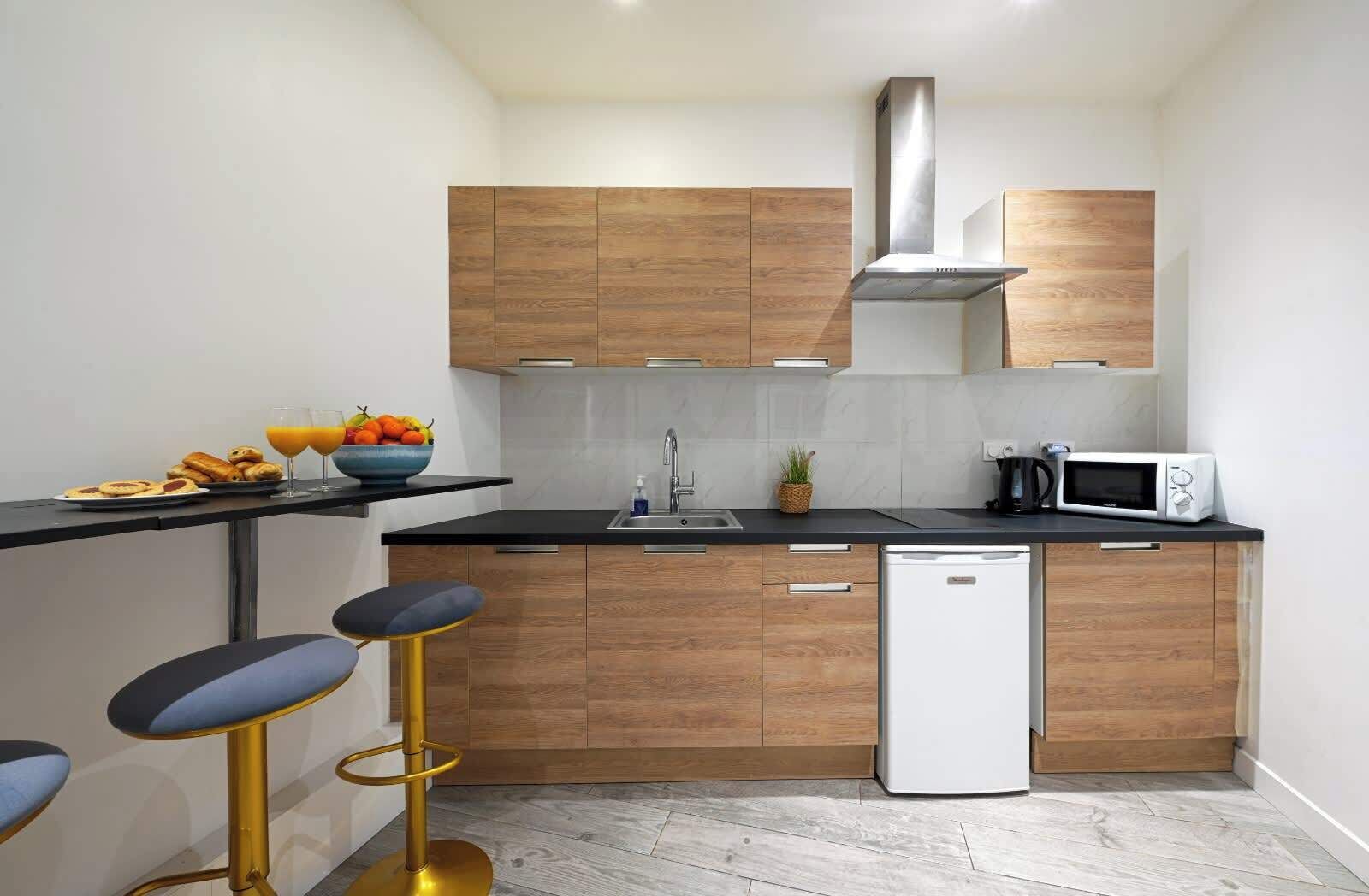 Frigorífico, microondas, placa de cocina y cafetera o tetera