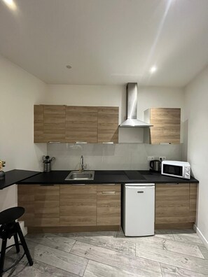 Réfrigérateur, micro-ondes, plaque de cuisson, cafetière/bouilloire