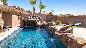 Una piscina al aire libre, una piscina climatizada