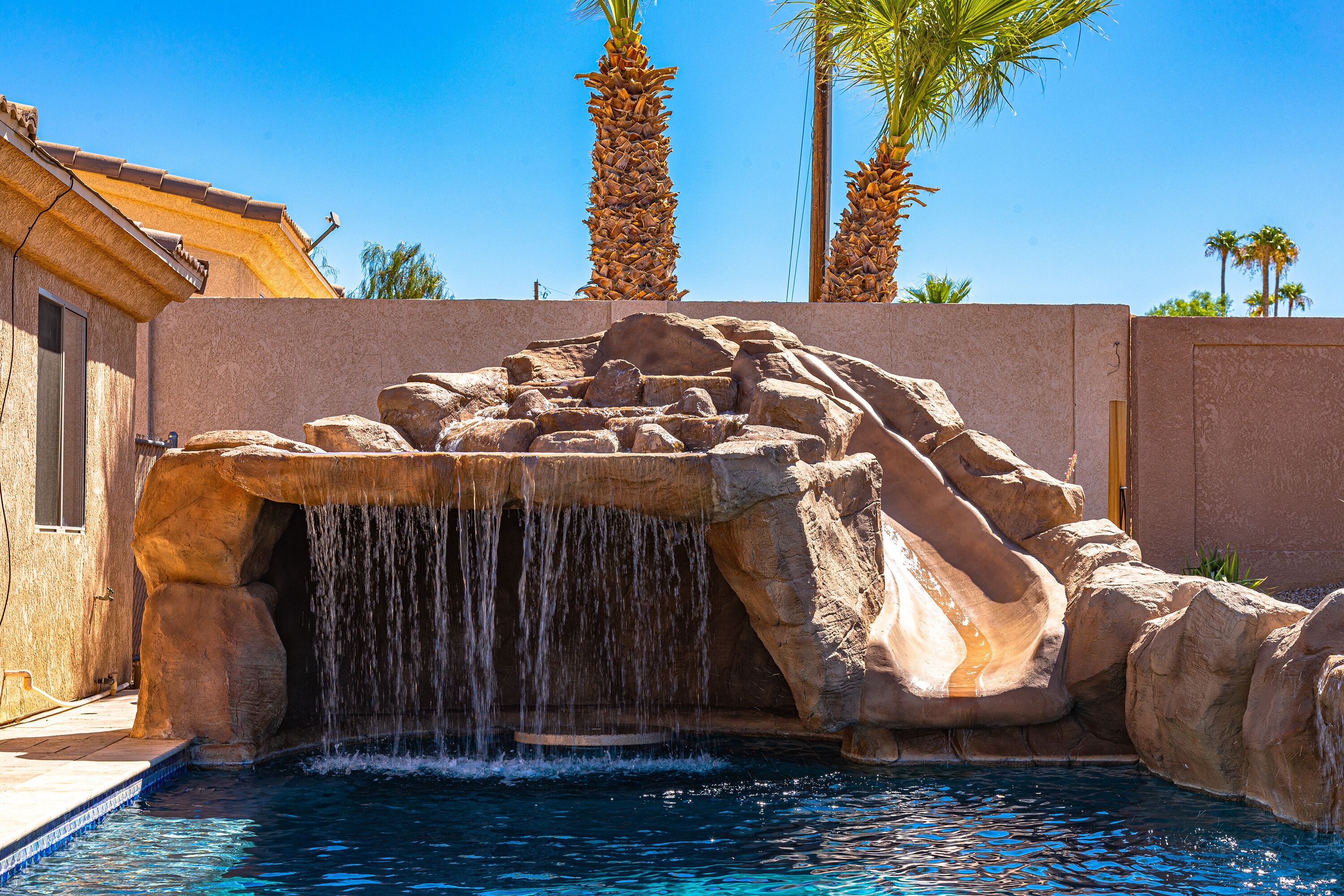 Een buitenzwembad en een verwarmd zwembad