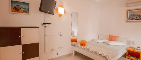 1 chambre, lit parapluie, Wi-Fi gratuit, draps fournis