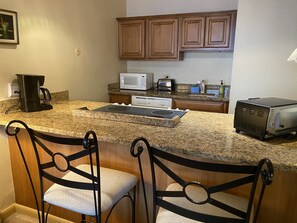 Frigorifero, microonde, forno, piano cottura