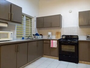 Fridge, microwave, oven, stovetop - Entire apartment hosted by Alvin (Simpson Bay)