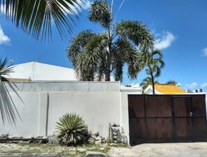 Property grounds - Entire apartment hosted by Alvin (Simpson Bay)