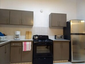 ثلاجة، ميكروويف، فرن، موقد طهي مسطح