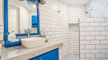 Douche, séchoir à cheveux, serviettes fournies, papier de toilette