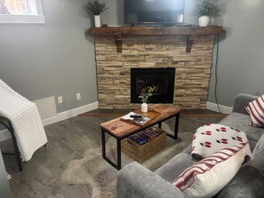 Smart TV, fireplace, toys, streaming services - PROMO 5% WEEKLY DISCOUNT, ONLY FOR  NOV/ DEC /JAN /FEB.
Downtown Jasper Suite (Jasper)