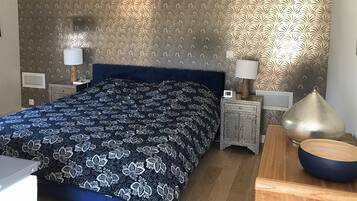 4 bedrooms, desk, iron/ironing board, travel crib