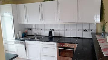 Frigorífic, microones, forn i placa de cuina