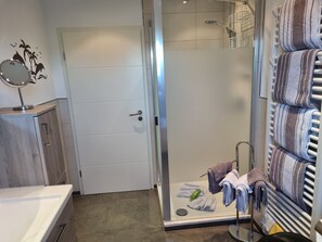 Badewanne, Haartrockner, Handtücher, Seife