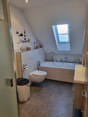 Badewanne, Haartrockner, Handtücher, Seife
