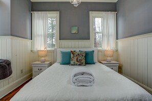 4 bedrooms, iron/ironing board, WiFi, bed sheets