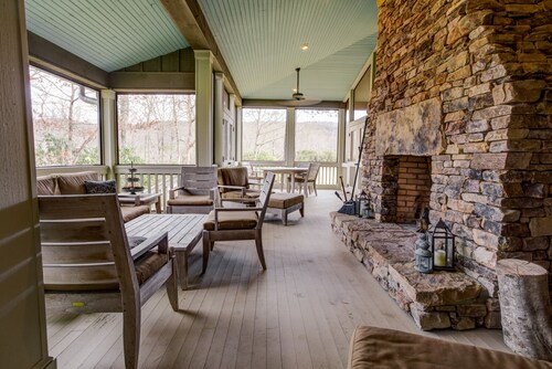 Pisgah Forest Retreat: True mountain luxury with mountain views & hot tub!
