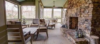Pisgah Forest Retreat: True mountain luxury with mountain views & hot tub!