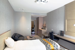Deluxe Twin Room | In-room safe, desk, blackout drapes, soundproofing - Livington Hotel (Vallingby)