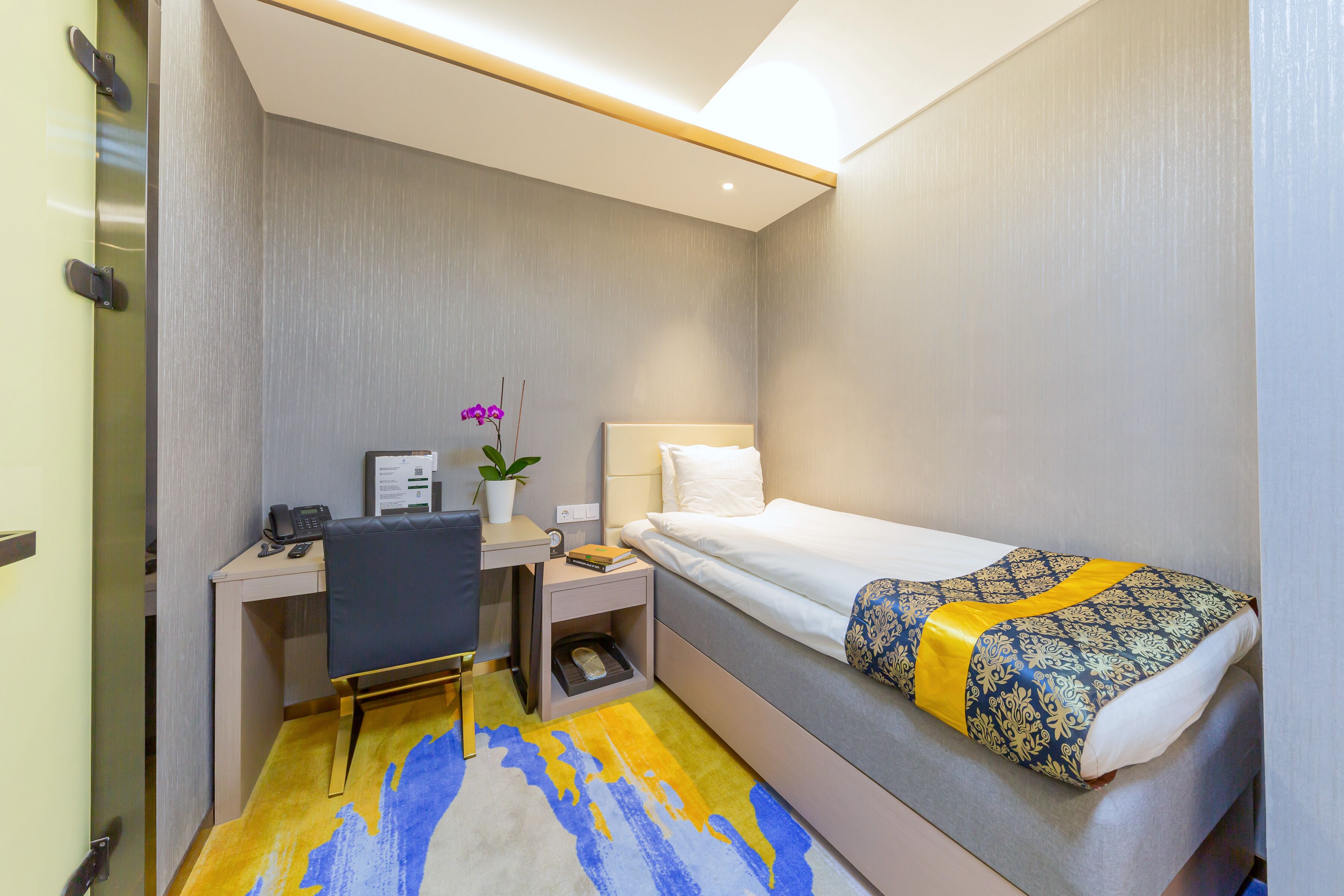 economy single room | 1 bedroom, in-room safe, desk, blackout curtains