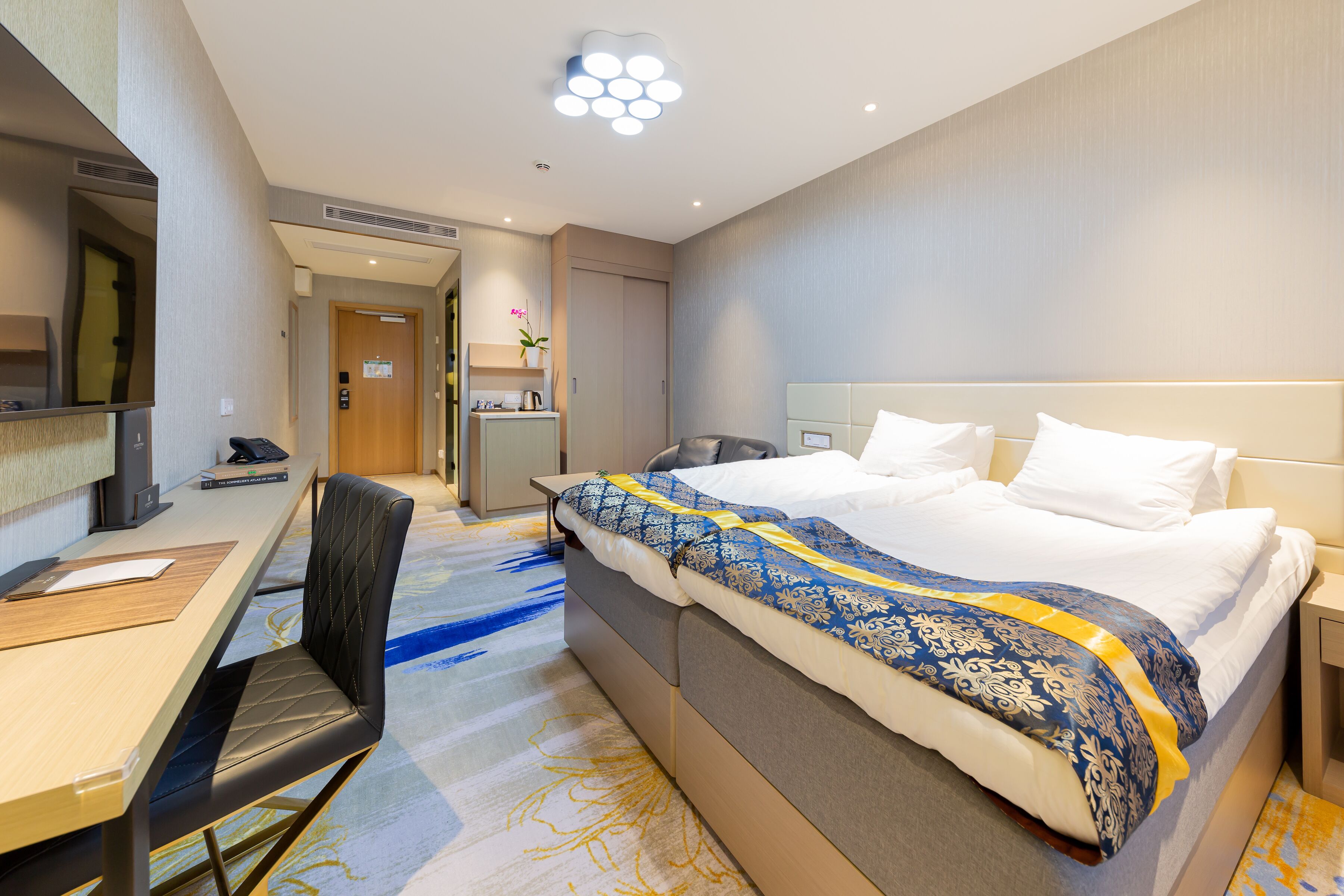 deluxe double room | 1 bedroom, in-room safe, desk, blackout curtains