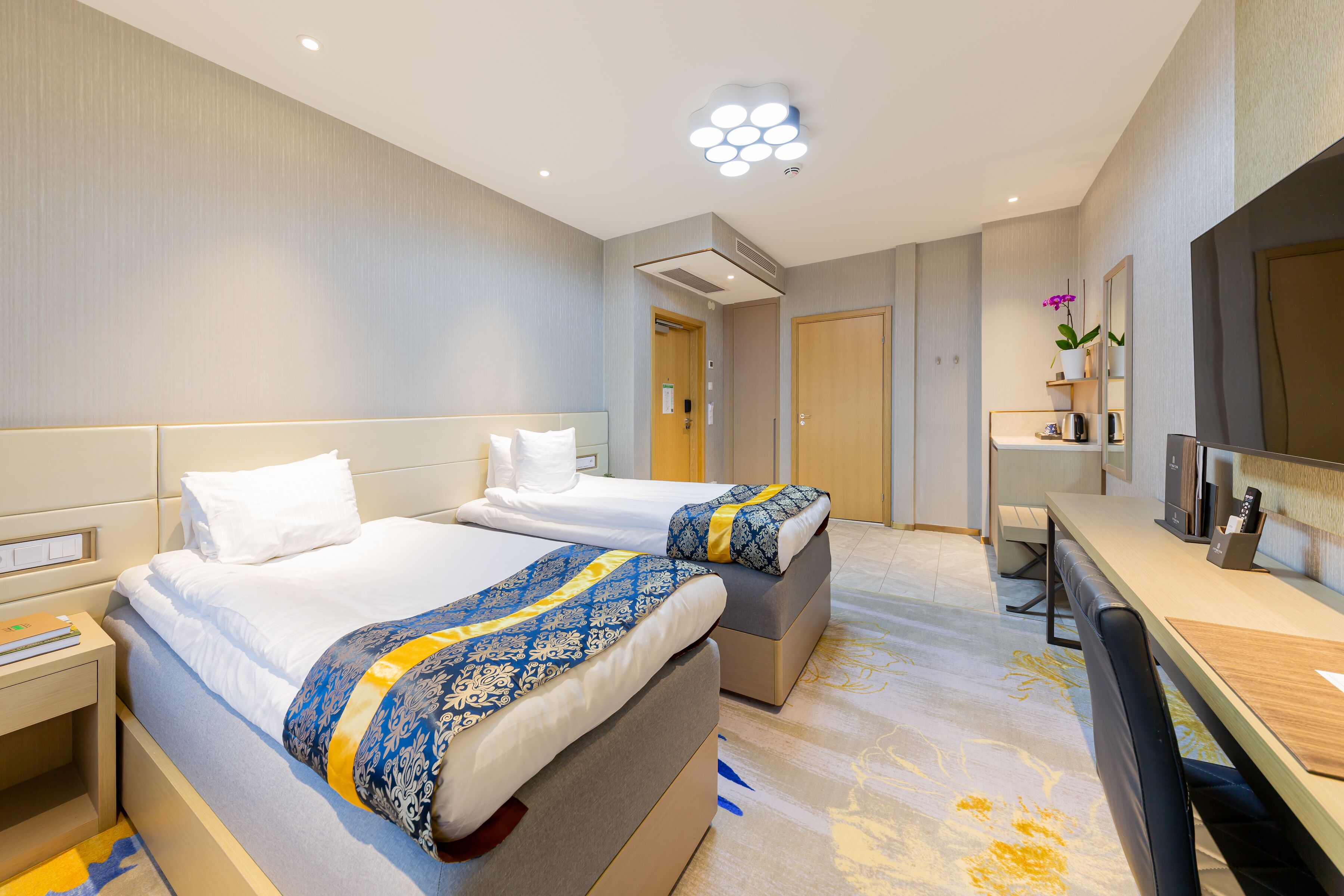 standard twin room | 1 bedroom, in-room safe, desk, blackout curtains