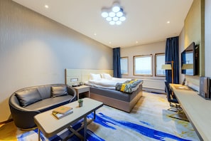 Een kluis op de kamer, een bureau, verduisterende gordijnen