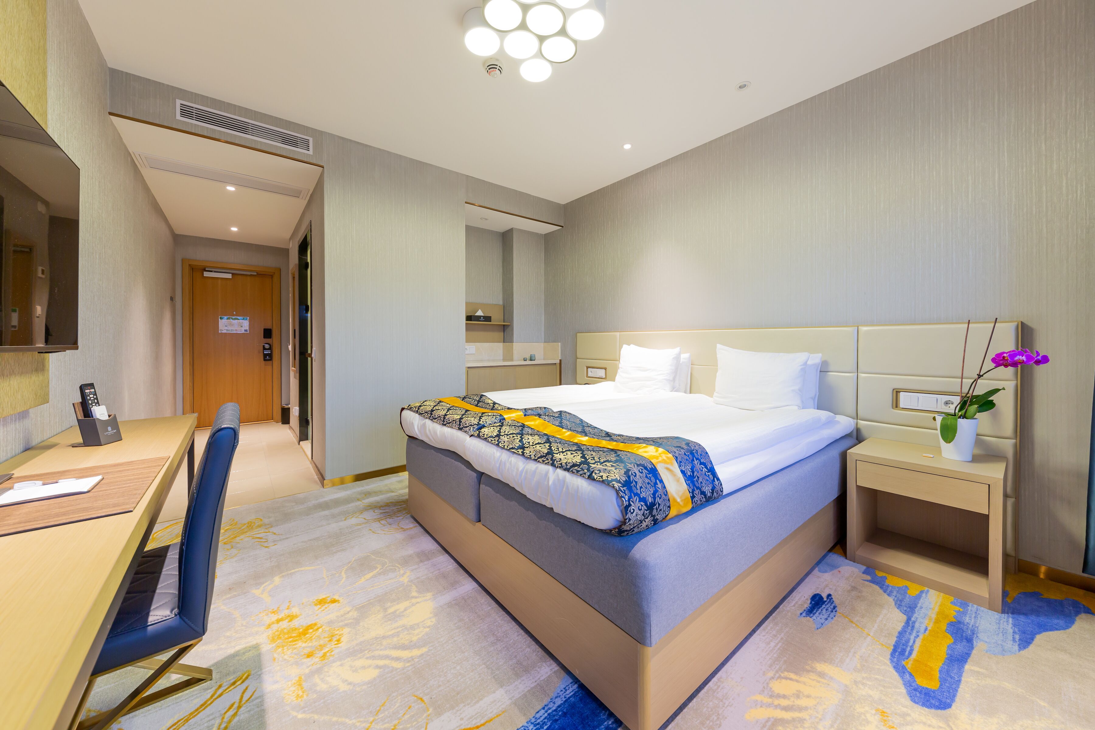 standard double room | 1 bedroom, in-room safe, desk, blackout curtains