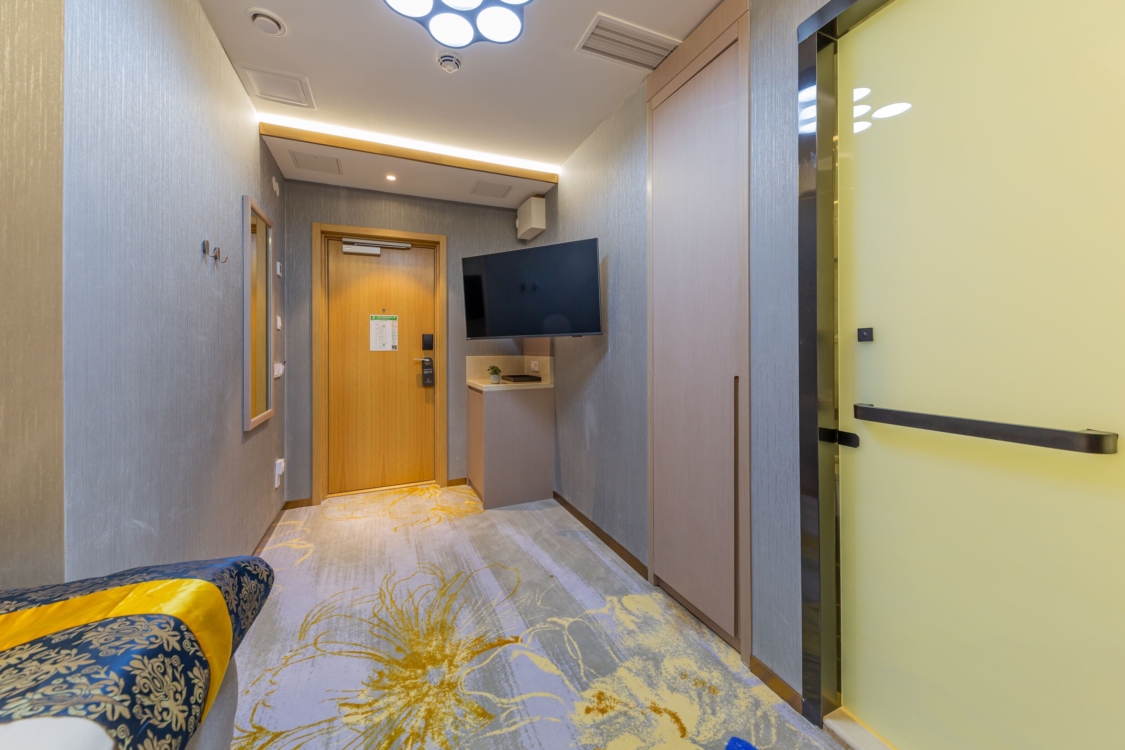economy single room | 1 bedroom, in-room safe, desk, blackout curtains