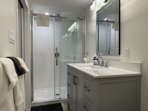 Badewanne, Haartrockner, Handtücher, Seife