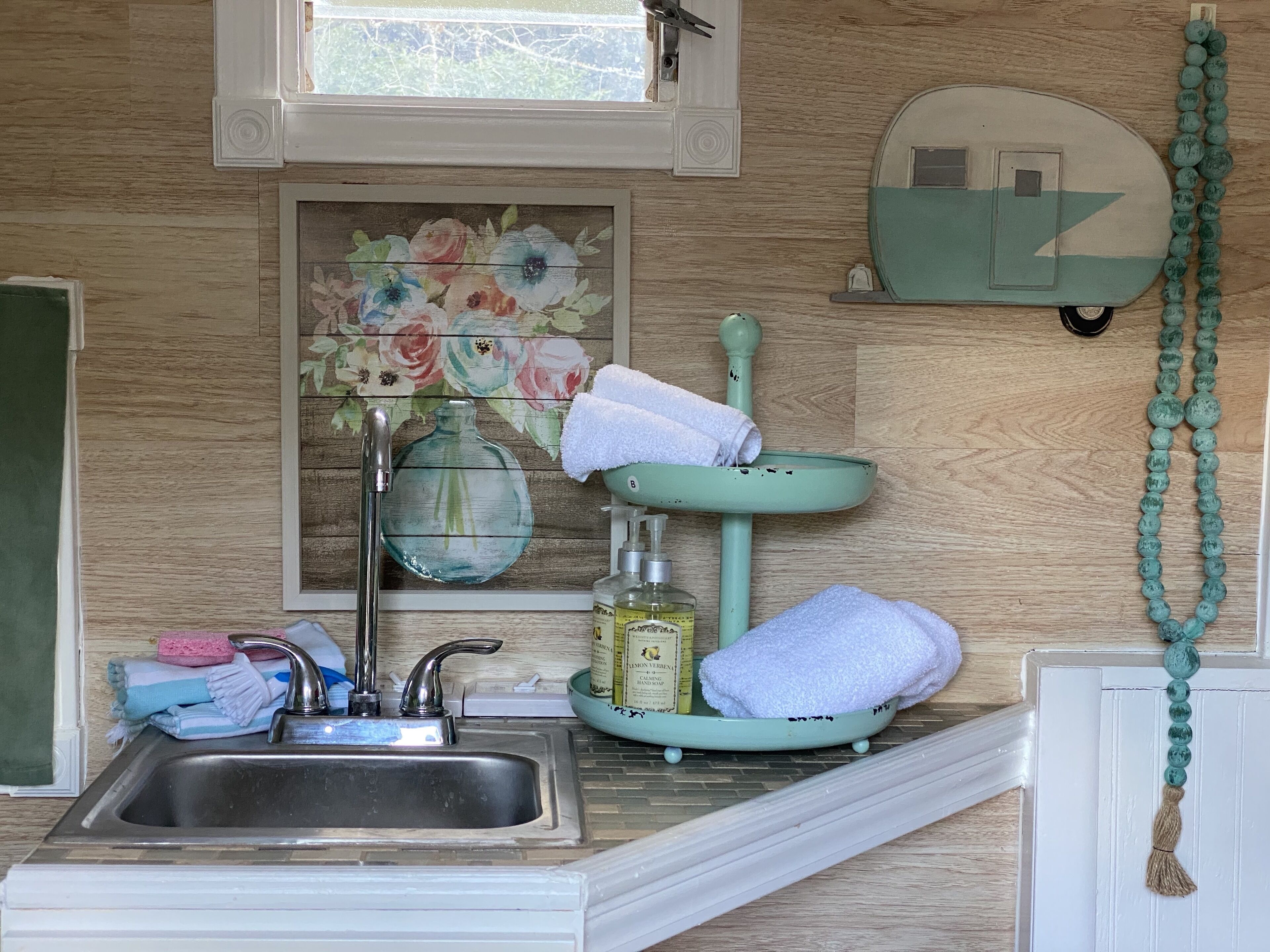 Queen B Glamper, Pool