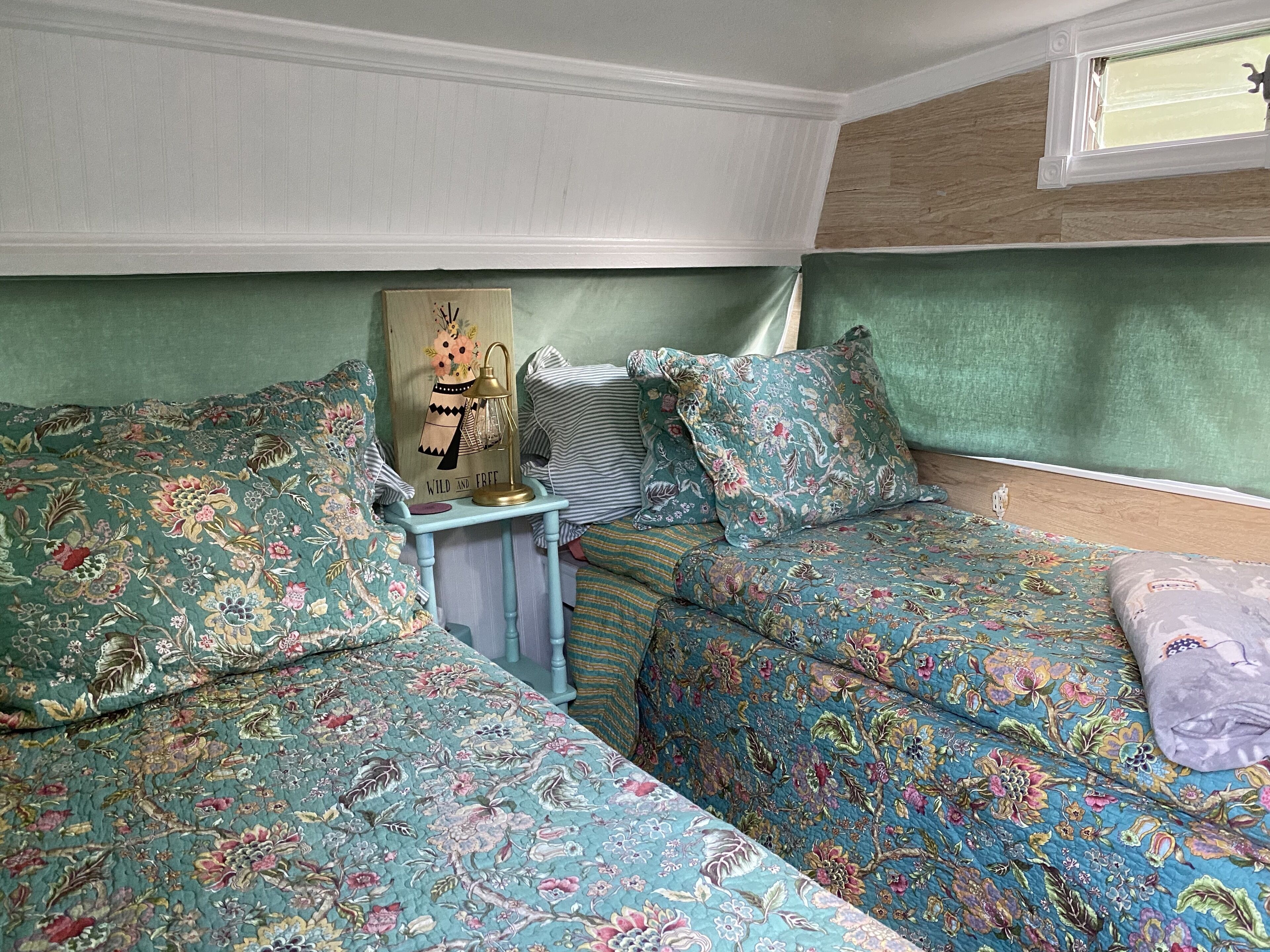 Queen B Glamper, Pool