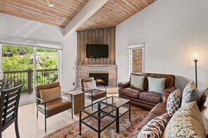 公寓式客房 (Woodbridge Unit 29E) | 客厅 | 40-英寸纯平电视 （配备有线频道）、电视