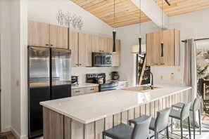 公寓客房 (Woodbridge Unit 29E) | 私人廚房 | 大型冰箱、微波爐、烤箱、咖啡機/沖茶器