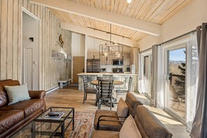 公寓客房 (Woodbridge Unit 29E) | 起居區 | 40-吋平面電視、有線頻道、電視