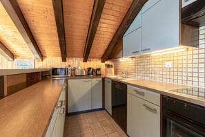 ثلاجة، ميكروويف، فرن، غسالة أطباق