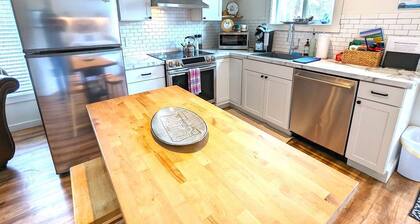 Bright and Charming Gateway to Glacier 1 Bed / 1 Bath Apartment in Columbia Falls MT!