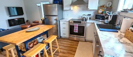 Réfrigérateur, micro-ondes, four, plaque de cuisson