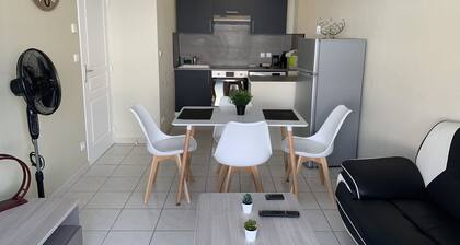 F2 Moderne,lumineux avec balcon et parking