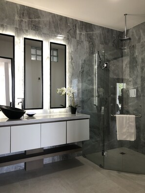 Bathroom - Suite 1-4 - Vista Ocean Suites Entire Pool Level Manuel Antonio, Costa Rica (Maneul Antonio)