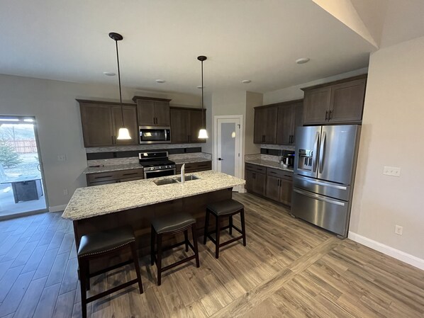 冰箱、微波炉、烤箱、炉灶